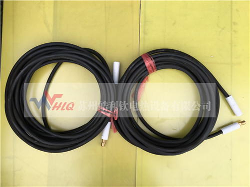 ���L����